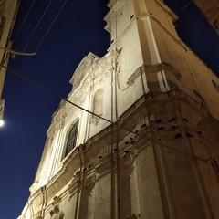 La bellezza del campanile di San Pietro illuminato nelle serate molfettesi