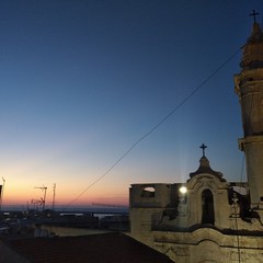 La bellezza del campanile di San Pietro illuminato nelle serate molfettesi