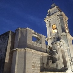 La bellezza del campanile di San Pietro illuminato nelle serate molfettesi