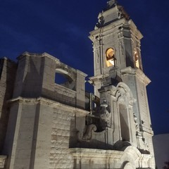 La bellezza del campanile di San Pietro illuminato nelle serate molfettesi