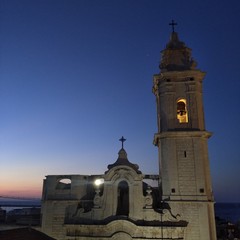 La bellezza del campanile di San Pietro illuminato nelle serate molfettesi