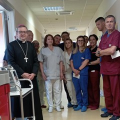 Mons Basile in visita allOspedale Don Tonino Bello di Molfetta