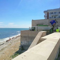 Pulizia spiagge a Molfetta, uomini e mezzi impegnati alla Bussola