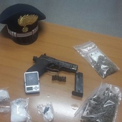 La droga e la pistola sequestrate dai Carabinieri