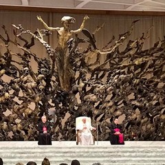 Consegna medaglia a Papa Francesco