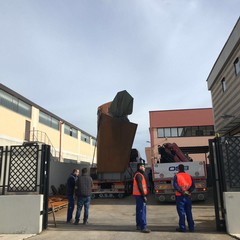 Associazione Imprenditori, posizionata scultura di 4 tonnellate per il monumento a Don Tonino