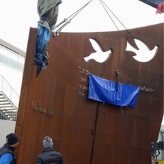 Associazione Imprenditori, posizionata scultura di 4 tonnellate per il monumento a Don Tonino
