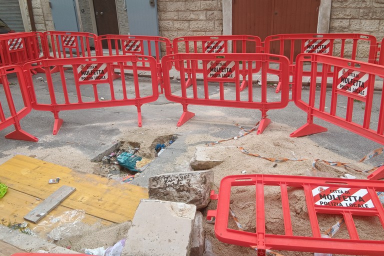 Via Tommaso Grossi chiusa da sei mesi e lavori mai iniziati