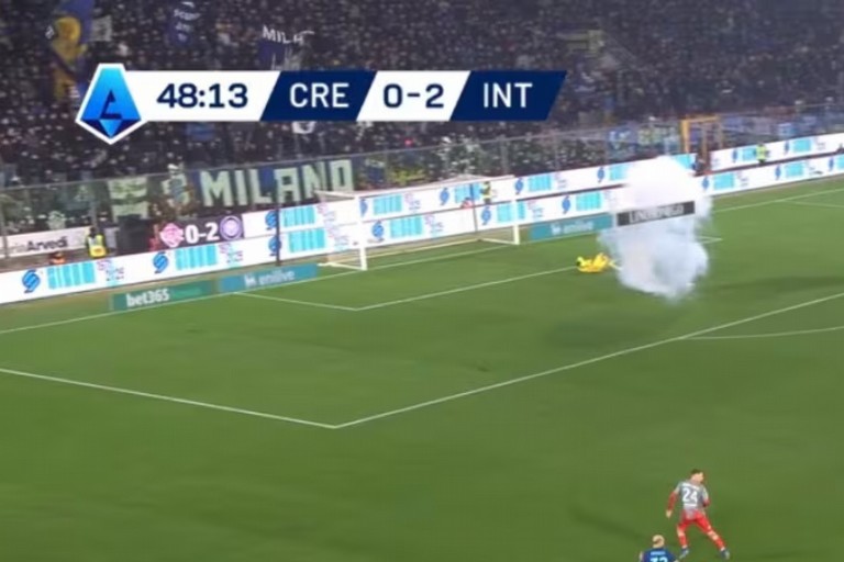 Petardi durante Cremonese-Inter