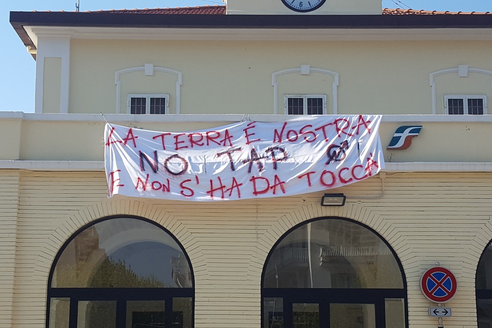 Striscione sull'edificio della stazione