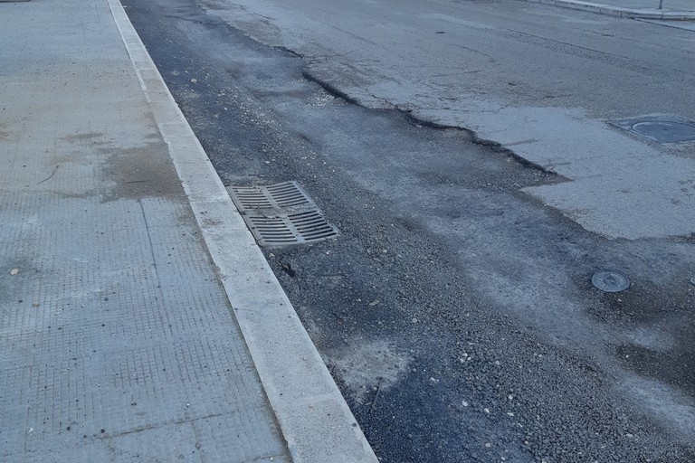 iReport: Strade nel degrado: la segnalazione di un lettore da via Achille Salvucci