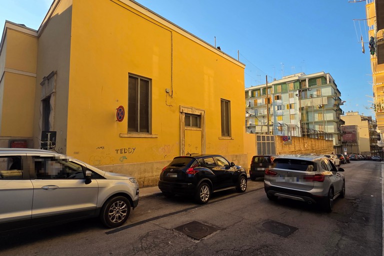Criticità sulla nuova segnaletica tra via De Lacertis e via Cavallotti