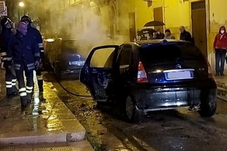 L'auto incendiata in via Cattaneo