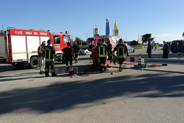 L'incidente avvenuto sulla ex strada statale 16 Adriatica per Giovinazzo