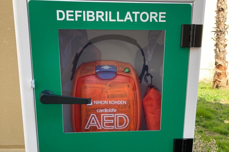 Defibrillator