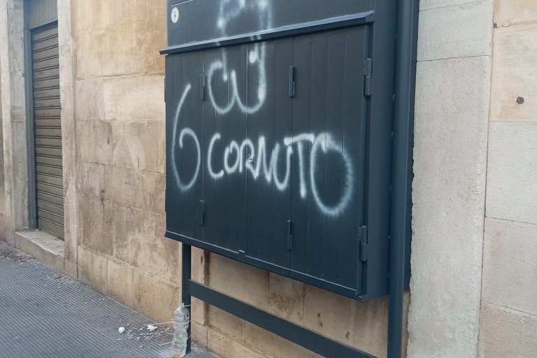 Atto vandalico contro un negozio nel centro di Molfetta: «Non ho parole»