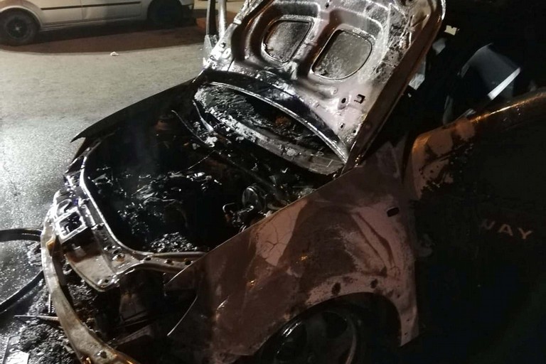 La Dacia Sandero Stepway incendiata in via Molfettesi d'America