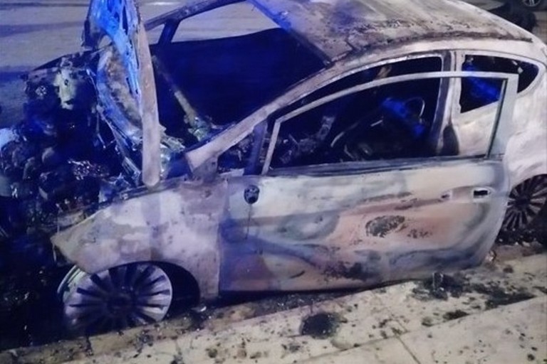 L'auto incendiata in viale monsignor Bello