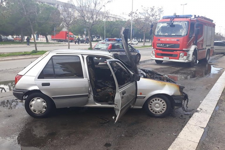 La Ford Fiesta incendiata in via Salvucci