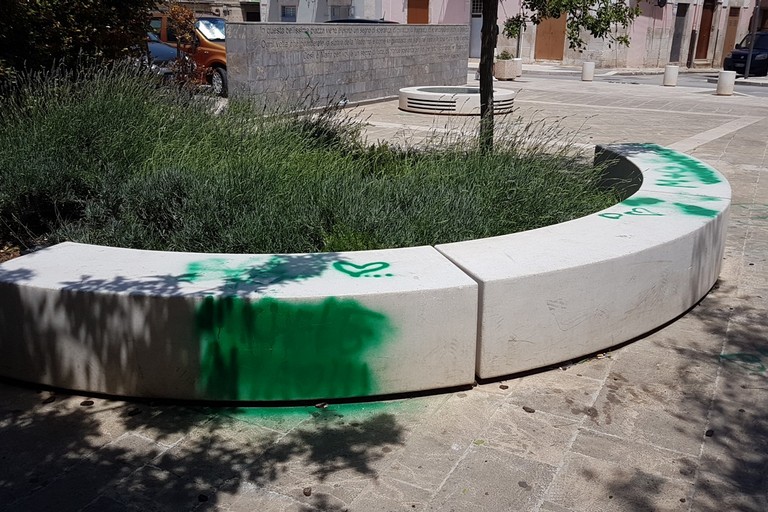 iReport: Vandalismo e schiamazzi notturni in piazza Immacolata: malcontento dei residenti