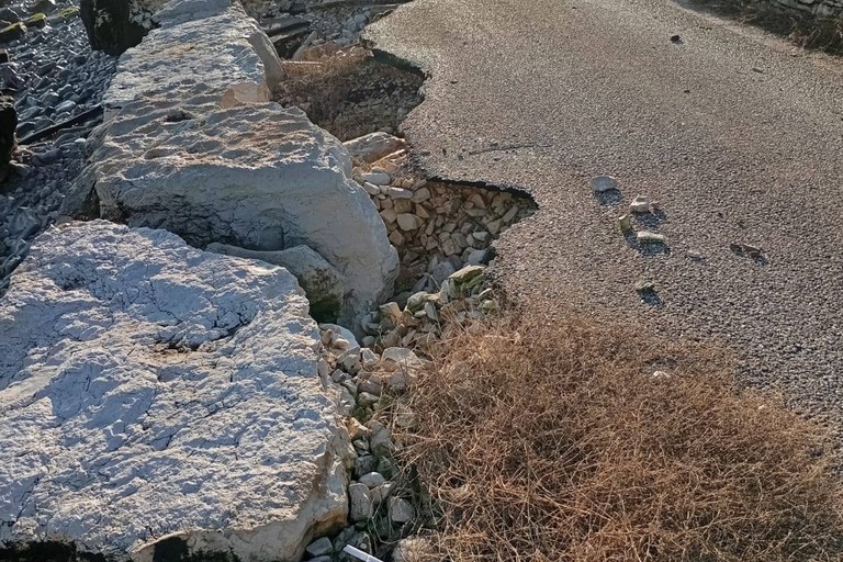 Strada crollata
