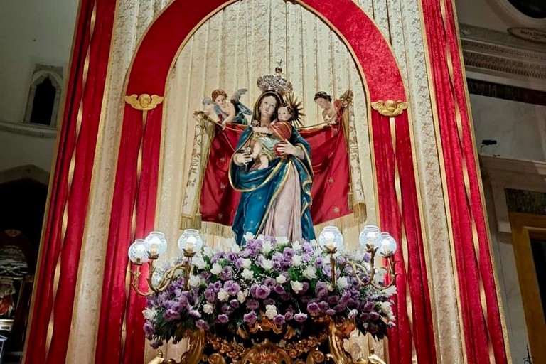 Madonna dei Martiri intronizzata (foto Comitato Feste Patronali)