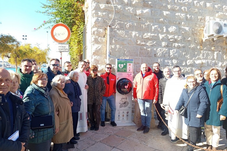 Un nuovo defibrillatore in ricordo di don Gino Samarelli