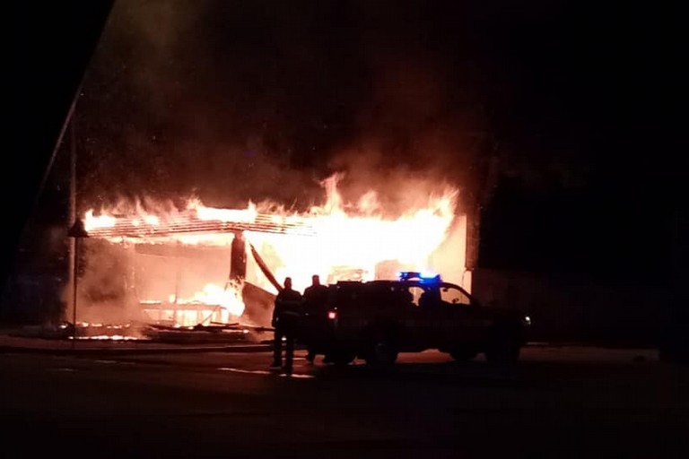 L'incendio del chiosco della frutta di via Caduti sul mare