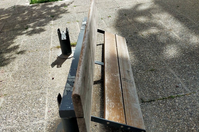 iReport: Ancora vandalismo: divelta una panchina in piazza Rosa Luxemburg