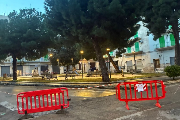 La piazzetta di via Mameli transennata