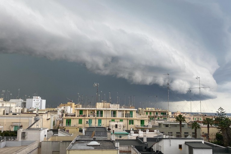 Shelf cloud
