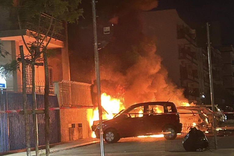 Auto in fiamme