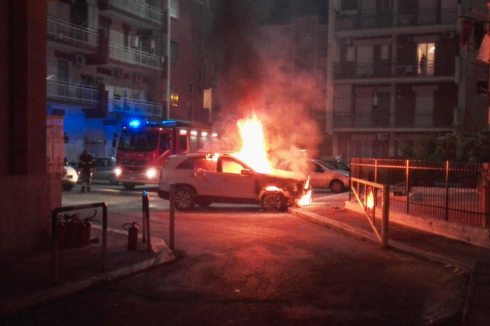 auto in fiamme