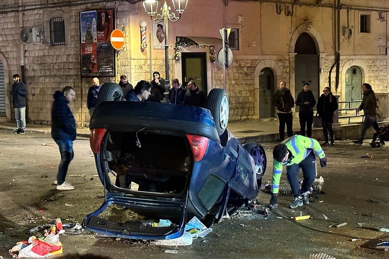 La Renault Clio ribaltata in piazza Vittorio Emanuele