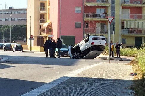 Auto si ribalta vicino alla Madonna della Rosa