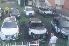 Incendio nell'atrio della rivendita di auto Real Cars, danni a cinque veicoli