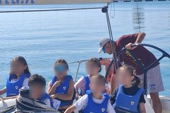 Gli alunni della scuola "Giulio Cozzoli" a bordo di una barca a vela