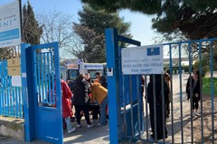 Malore per una donna all'esterno della scuola "Cozzoli". Caos in via Fiore