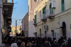 Un tripudio di fedeli per la processione dell'Addolorata: aria di normalità a Molfetta