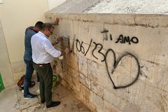Scritte sulla muraglia a Molfetta, l'assessore De Candia provvede alla rimozione