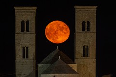 Ancora una splendida Superluna tra le torri del Duomo di Molfetta