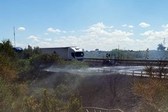 Auto in fiamme sulla SS16 bis: incendio propagato anche al "Baden Powell"