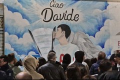 Commozione e applausi per l'inaugurazione del murales dedicato a Davide Farinola