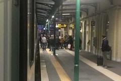 La paura corre sui binari. Scippo sul treno, Intercity fermo in stazione