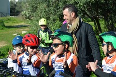 Molfetta abbraccia lo "Squalo" Vincenzo Nibali: gioia per i giovani ciclisti a Lama Martina