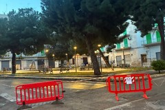 La piazzetta di via Mameli transennata per la presenza di alberi pericolosi