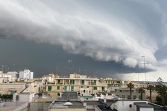 Quando il cielo si fa nero: la spettacolare “shelf cloud” di ieri a Molfetta diventa virale