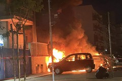 Inferno di fuoco in via Amato: tre auto in fiamme