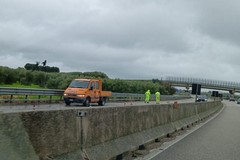 Maltempo, buca nell'asfalto sulla SS16 tra Molfetta Sud e Cola Olidda