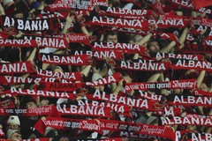 L'Albania va agli Europei di calcio, impazzano i caroselli in centro